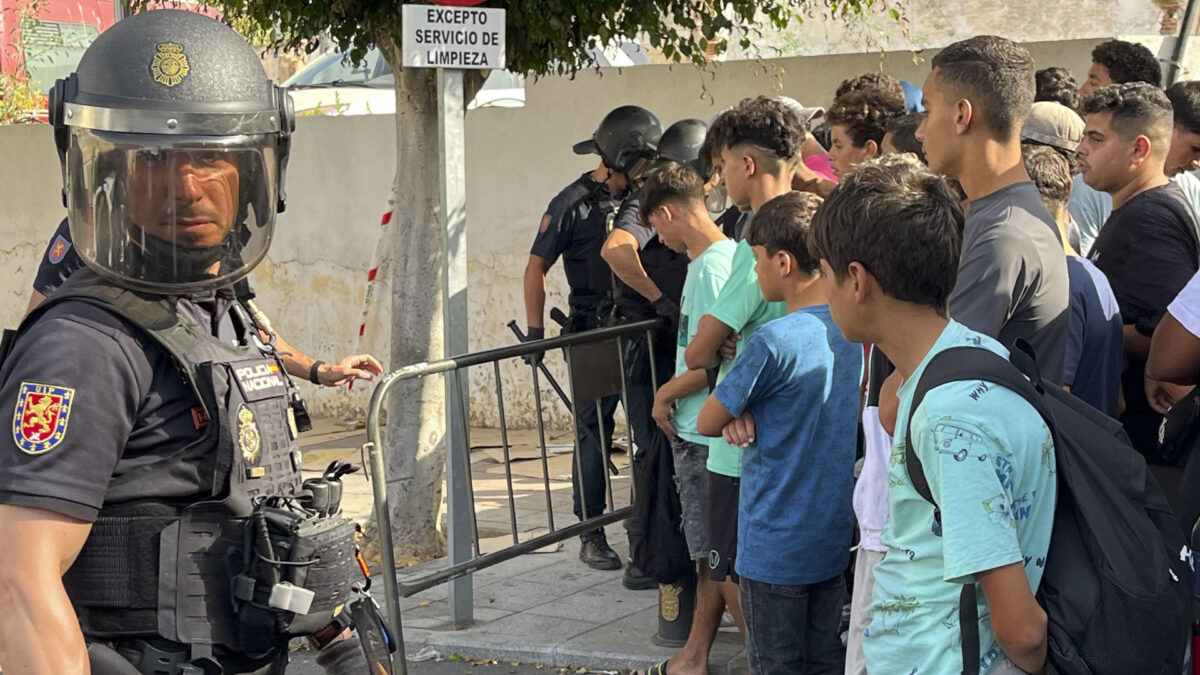 Multitud de menores migrantes esperan para su filiación frente a la Jefatura Superior de la Policía Nacional en Ceuta este lunes. La situación en Ceuta sigue lejos de normalizarse, con campamentos provisionales para muchos migrantes y miles de menores a la espera de una solución, y continúa marcando la disputa entre el Gobierno y el PP, que mantiene el pulso para que tres ministros comparezcan en el Senado aunque desde el Ejecutivo solo piensen hacerlo en el Congreso. -EFE/ Reduan