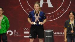 Alba Sánchez recogiendo su medalla de oro en el podio