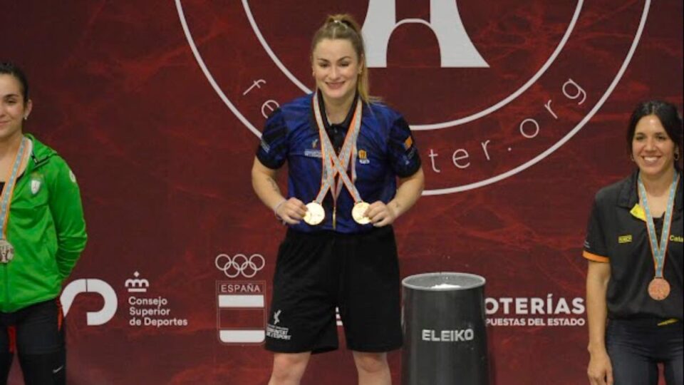 Alba Sánchez recogiendo su medalla de oro en el podio