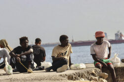 CEUTA, 19/08/2026.- Miles de migrantes siguen viviendo en la playa del Trampolín y en otros lugares de Ceuta al aire libre mientras continúan los trabajos para instalar y acondicionar las carpas que en principio van a acoger a 1.500 personas. EFE/Reduan