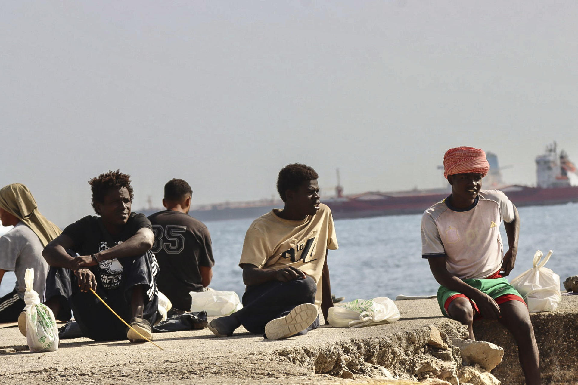 CEUTA, 19/08/2026.- Miles de migrantes siguen viviendo en la playa del Trampolín y en otros lugares de Ceuta al aire libre mientras continúan los trabajos para instalar y acondicionar las carpas que en principio van a acoger a 1.500 personas. EFE/Reduan