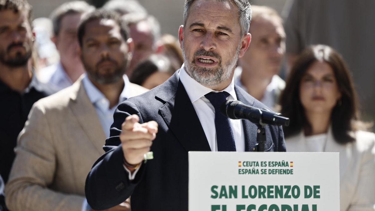 SAN LORENZO DE EL ESCORIAL, 31/08/2026.- El presidente de Vox, Santiago Abascal, atiende a los medios de comunicación tras la reunión del Comité Ejecutivo Nacional que la formación ha celebrado en San Lorenzo de El Escorial. EFE/ Sergio Pérez