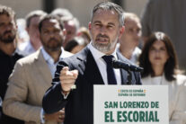 SAN LORENZO DE EL ESCORIAL, 31/08/2026.- El presidente de Vox, Santiago Abascal, atiende a los medios de comunicación tras la reunión del Comité Ejecutivo Nacional que la formación ha celebrado en San Lorenzo de El Escorial. EFE/ Sergio Pérez