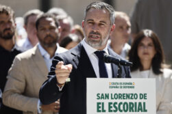 SAN LORENZO DE EL ESCORIAL, 31/08/2026.- El presidente de Vox, Santiago Abascal, atiende a los medios de comunicación tras la reunión del Comité Ejecutivo Nacional que la formación ha celebrado en San Lorenzo de El Escorial. EFE/ Sergio Pérez