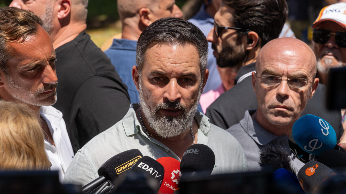 CEUTA, 02/08/2026.- El presidente de Vox, Santiago Abascal, hace unas declaraciones este domingo en Ceuta, en las que ha pedido la militarización de la frontera de Ceuta con Marruecos y ha culpado de la crisis migratoria al presidente del Gobierno, Pedro Sánchez. EFE/Reduan