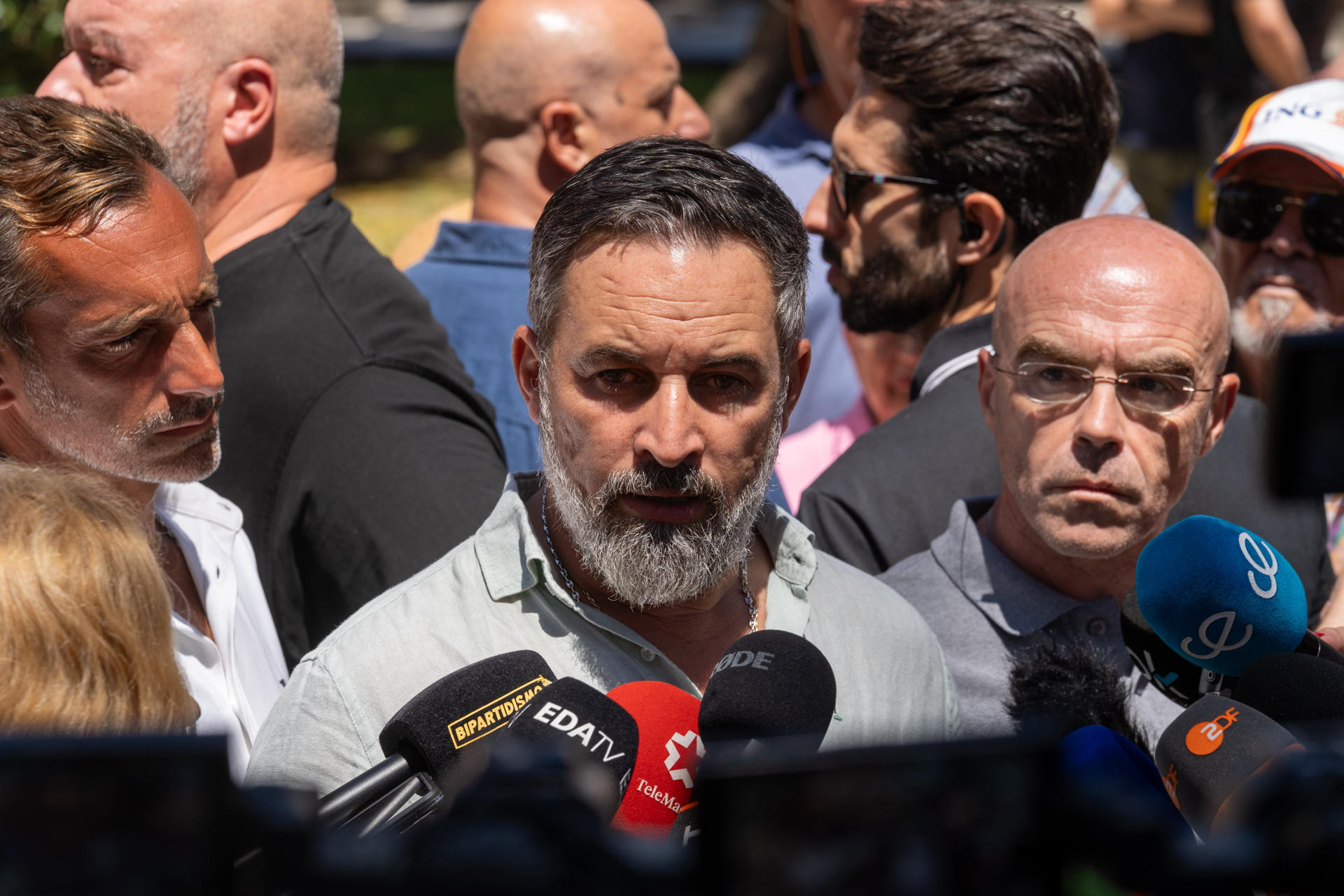 CEUTA, 02/08/2026.- El presidente de Vox, Santiago Abascal, hace unas declaraciones este domingo en Ceuta, en las que ha pedido la militarización de la frontera de Ceuta con Marruecos y ha culpado de la crisis migratoria al presidente del Gobierno, Pedro Sánchez. EFE/Reduan