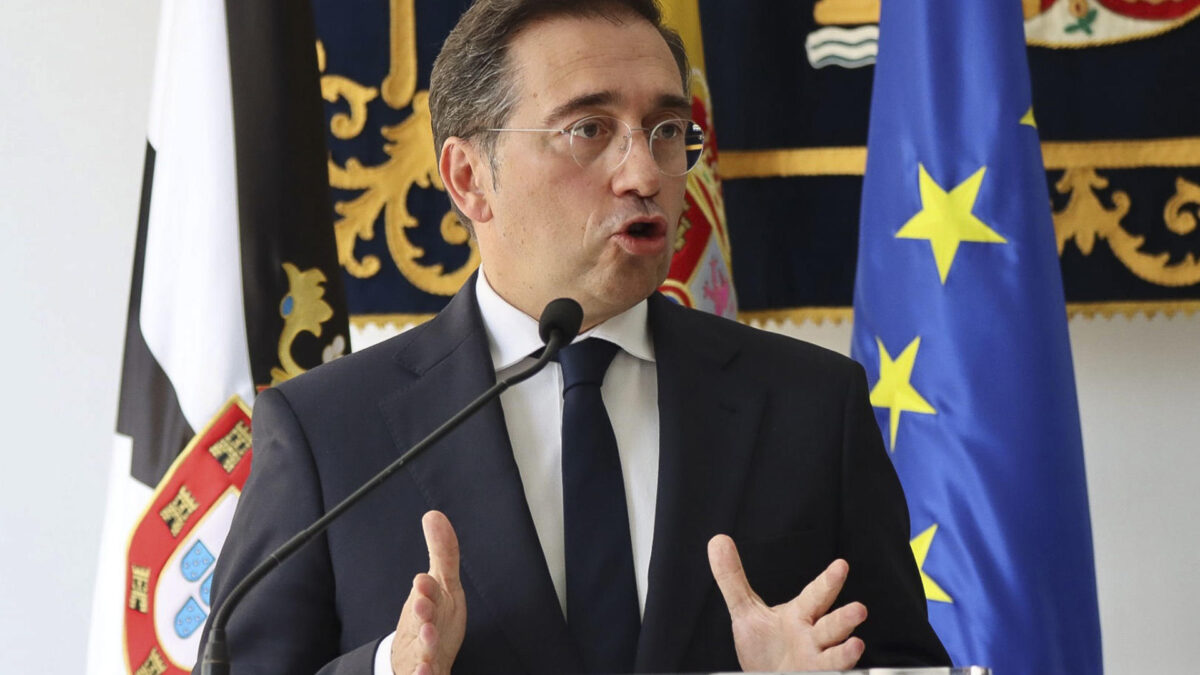 CEUTA, 11/08/2026.- El ministro de Asuntos Exteriores, Unión Europea y Cooperación, José Manuel Albares, durante su comparecencia ante los medios tras reunirse con el presidente de Ceuta, Juan Jesús Vivas, este martes en Ceuta. EFE/ Reduan