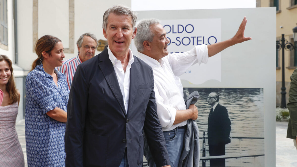 RIBADEO (LUGO), 18/08/2026.- El líder del PP, Alberto Núñez Feijóo, visita la exposición fotográfica dedicada a Leopoldo Calvo-Sotelo con motivo del centenario de su nacimiento en Ribadeo, este martes. EFE/Eliseo Trigo