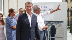 RIBADEO (LUGO), 18/08/2026.- El líder del PP, Alberto Núñez Feijóo, visita la exposición fotográfica dedicada a Leopoldo Calvo-Sotelo con motivo del centenario de su nacimiento en Ribadeo, este martes. EFE/Eliseo Trigo