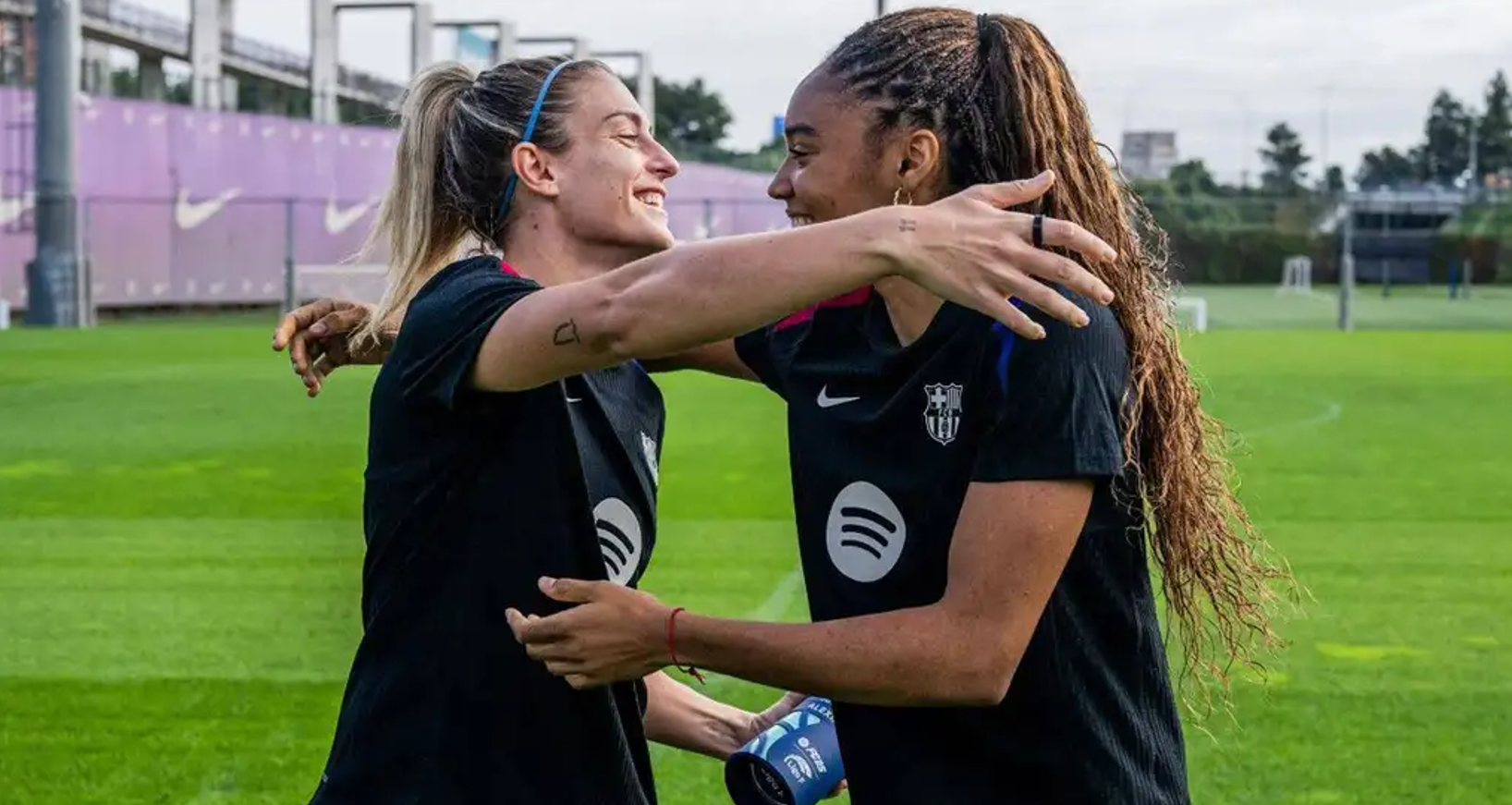 Alexia Putellas y Salma Paralluelo durante un entrenamiento con el FC Barcelona