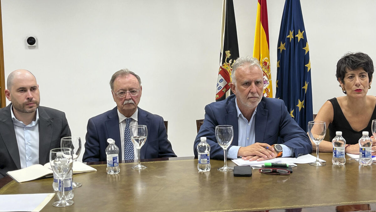 CEUTA, 26/08/2026.- Los ministros Ángel Víctor Torres (2d) y Elma Saiz junto al presidente de Ceuta, Juan Jesús Vivas (2i) y el delegado del Gobierno Miguel Ángel Pérez durante la reunión de seguimiento de la crisis migratoria esta tarde en la sede de la Delegación del Gobierno de Ceuta. EFE/Reduan