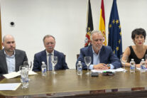 CEUTA, 26/08/2026.- Los ministros Ángel Víctor Torres (2d) y Elma Saiz junto al presidente de Ceuta, Juan Jesús Vivas (2i) y el delegado del Gobierno Miguel Ángel Pérez durante la reunión de seguimiento de la crisis migratoria esta tarde en la sede de la Delegación del Gobierno de Ceuta. EFE/Reduan