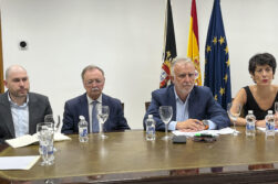 CEUTA, 26/08/2026.- Los ministros Ángel Víctor Torres (2d) y Elma Saiz junto al presidente de Ceuta, Juan Jesús Vivas (2i) y el delegado del Gobierno Miguel Ángel Pérez durante la reunión de seguimiento de la crisis migratoria esta tarde en la sede de la Delegación del Gobierno de Ceuta. EFE/Reduan