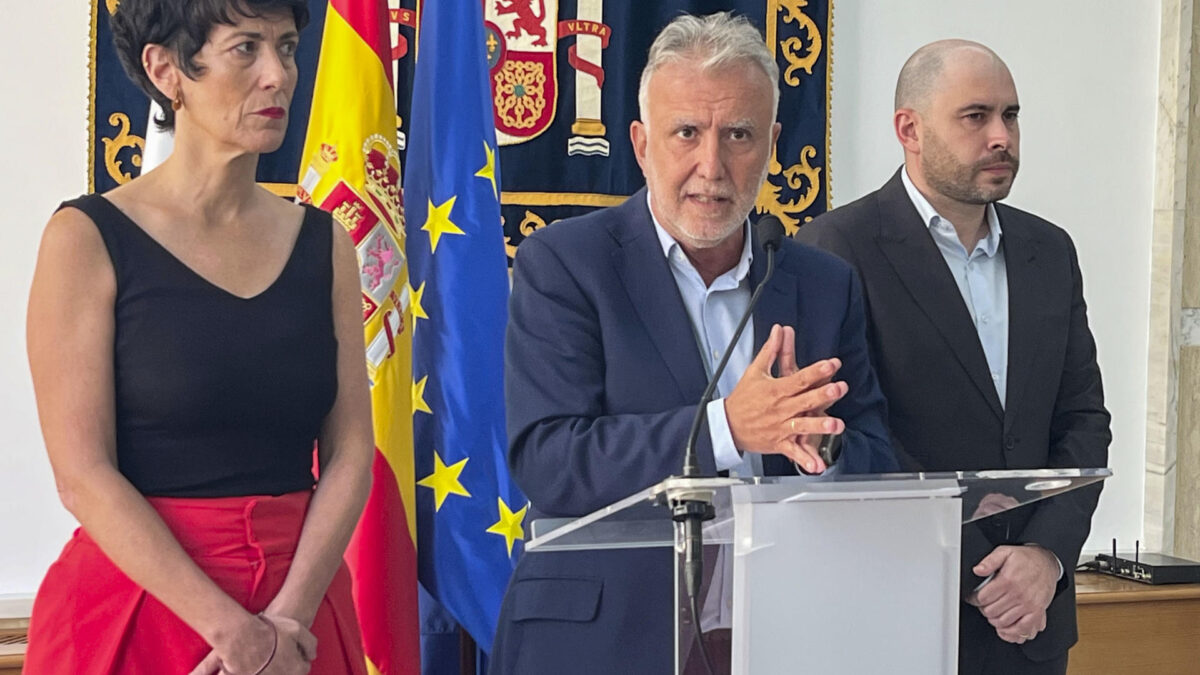CEUTA, 26/08/2026.- El ministro de Política Territorial y Memoria Democrática, Ángel Víctor Torres (c), la ministra de Inclusión, Seguridad Social y Migraciones y portavoz del Ejecutivo, Elma Saiz, y el delegado del Gobierno en Ceuta Miguel Ángel Pérez Triano, durante su comparecencia celebrada este miércoles en la sede de la Delegación del Gobierno en Ceuta. El Gobierno sacará los polideportivos de Ceuta del listado de instalaciones susceptibles de alojar a los miles de migrantes que permanecen en la ciudad tras la entrada masiva de personas desde Marruecos de finales de julio. EFE/Reduan