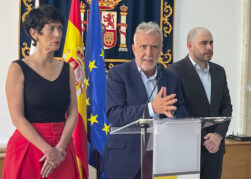 CEUTA, 26/08/2026.- El ministro de Política Territorial y Memoria Democrática, Ángel Víctor Torres (c), la ministra de Inclusión, Seguridad Social y Migraciones y portavoz del Ejecutivo, Elma Saiz, y el delegado del Gobierno en Ceuta Miguel Ángel Pérez Triano, durante su comparecencia celebrada este miércoles en la sede de la Delegación del Gobierno en Ceuta. El Gobierno sacará los polideportivos de Ceuta del listado de instalaciones susceptibles de alojar a los miles de migrantes que permanecen en la ciudad tras la entrada masiva de personas desde Marruecos de finales de julio. EFE/Reduan