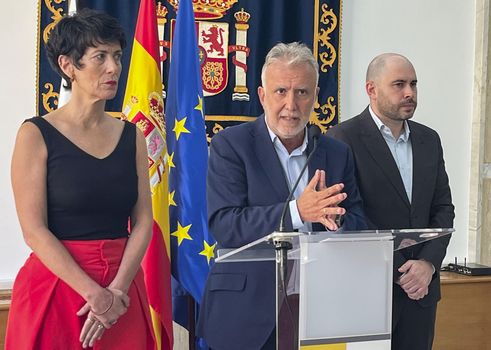 CEUTA, 26/08/2026.- El ministro de Política Territorial y Memoria Democrática, Ángel Víctor Torres (c), la ministra de Inclusión, Seguridad Social y Migraciones y portavoz del Ejecutivo, Elma Saiz, y el delegado del Gobierno en Ceuta Miguel Ángel Pérez Triano, durante su comparecencia celebrada este miércoles en la sede de la Delegación del Gobierno en Ceuta. El Gobierno sacará los polideportivos de Ceuta del listado de instalaciones susceptibles de alojar a los miles de migrantes que permanecen en la ciudad tras la entrada masiva de personas desde Marruecos de finales de julio. EFE/Reduan
