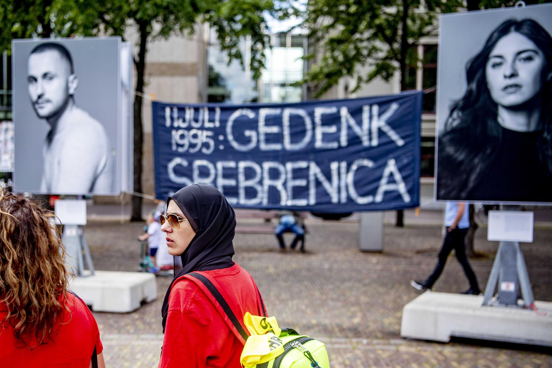 Den Haag (Netherlands), 11/07/2020.- National commemoration of the Srebrenica Genocide on Het Plein in The Hague, The Netherlands, 11 July 2020, on the occasion of 25th anniversary of the massacre in Sebrenica. The largest genocide in Europe since World War II killed more than 8,000 Bosnian Muslim men and boys. The Dutch UN battalion Dutchbat was supposed to protect them. (Países Bajos; Holanda, La Haya) EFE/EPA/ROBIN UTRECHT