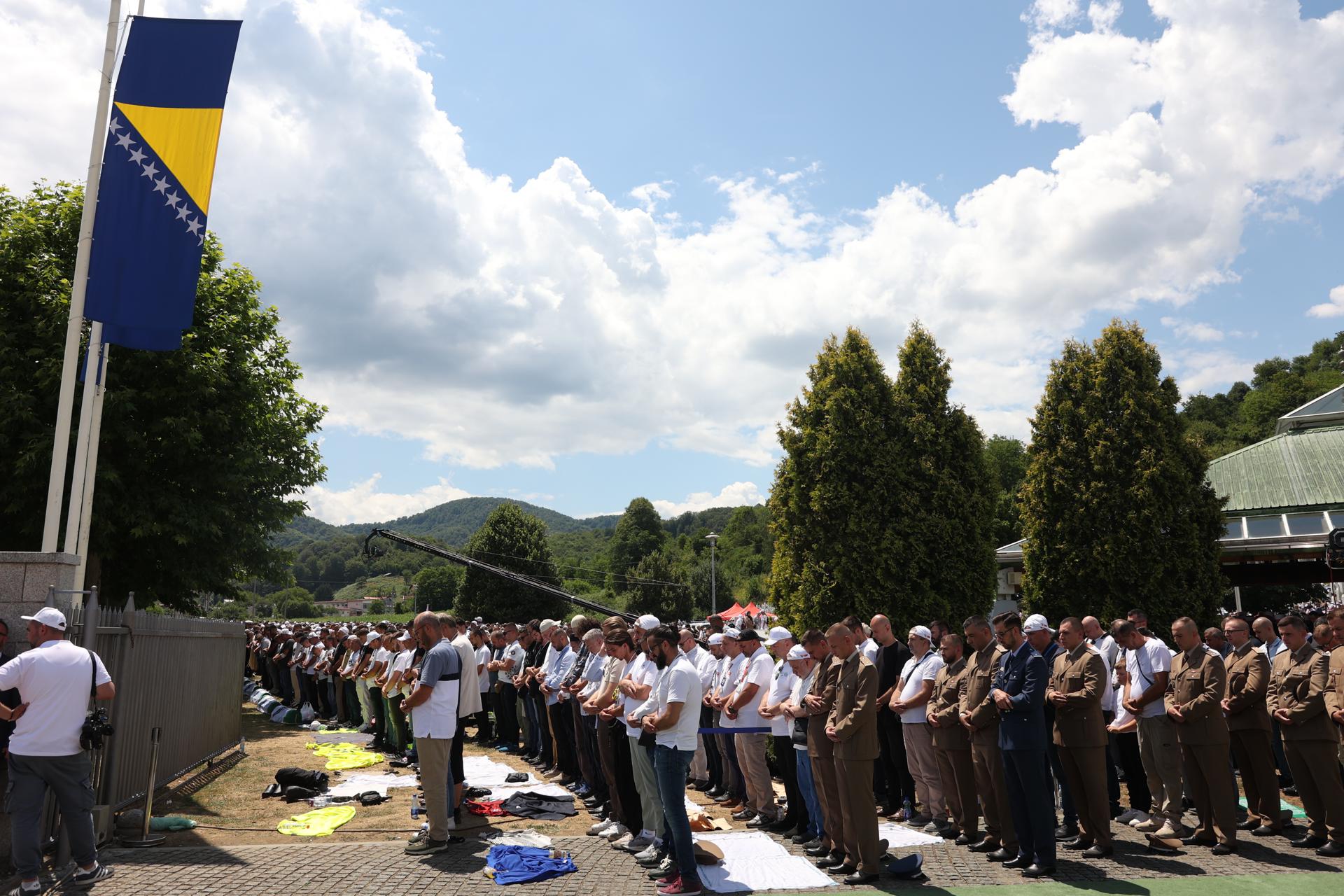 SREBRENICA (Bosnia and Herzegovina), 11/07/2025.- Bosnian Muslims attend the funeral of seven newly-identified Bosnian Muslim victims of Srebrenica genocide, during a funeral ceremony at the Potocari Memorial Center and Cemetery, in Srebrenica, Bosnia and Herzegovina, 11 July 2025. The burial is part of a memorial ceremony to mark the 30th anniversary of the Srebrenica genocide, considered the worst atrocity of Bosnia's 1992-95 war. More than 8,000 Muslim men and boys were executed in the 1995 killing spree after Bosnian Serb forces overran the town. (Bosnia-Herzegovina) EFE/EPA/HAZIM ALJOVIC BOSNIA AND HERZEGOVINA OUT
