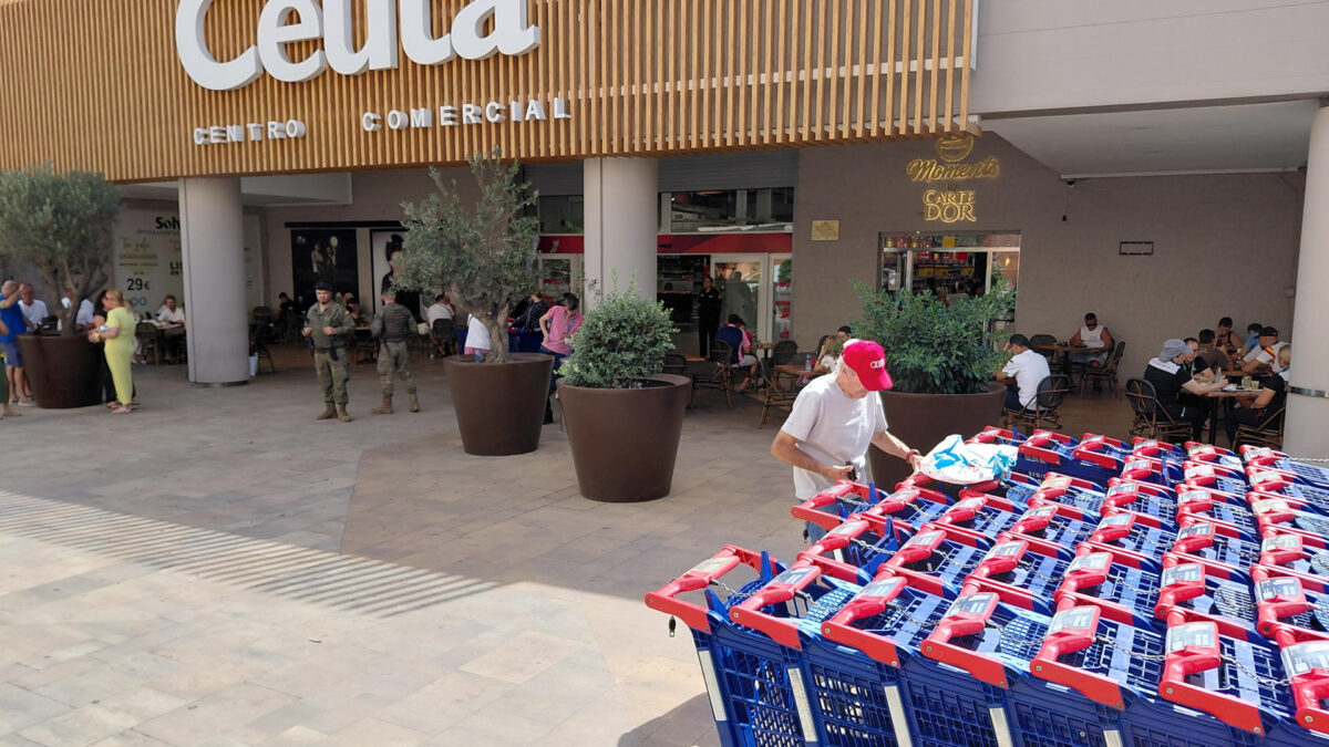 Apertura de un Centro Comercial en Ceuta con dos militares en la puerta