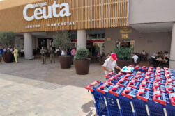Apertura de un Centro Comercial en Ceuta con dos militares en la puerta