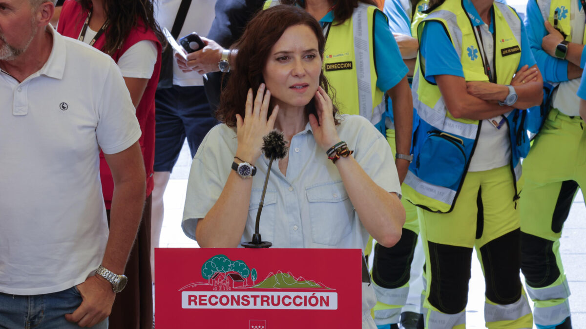 PELAYOS DE LA PRESA (MADRID), 02/08/2026.- La presidenta de la Comunidad de Madrid, Isabel Díaz Ayuso, visita este domingo municipios e instalaciones afectadas por los incendios en la Sierra Oeste, en los que el Gobierno regional ha iniciado labores encaminadas a la reconstrucción de la zona, así como el Punto de Ayuda Tras el Incendio (PATI) que atiende y asesora a los vecinos de Pelayos de la Presa. EFE/ Víctor Lerena