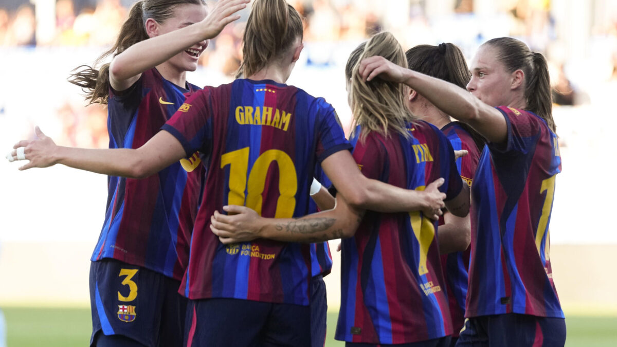 BARCELONA, 30/08/2026.- La delantera noruega del Barcelona Caroline Graham (2i) celebra su gol con sus compañeras durante el partido de Liga F que Barcelona y CA Tenerife disputan hoy domingo en el estadi Johan Cruyff (Barcelona). EFE/Enric Fontcuberta