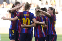 BARCELONA, 30/08/2026.- La delantera noruega del Barcelona Caroline Graham (2i) celebra su gol con sus compañeras durante el partido de Liga F que Barcelona y CA Tenerife disputan hoy domingo en el estadi Johan Cruyff (Barcelona). EFE/Enric Fontcuberta