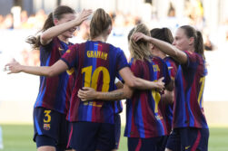 BARCELONA, 30/08/2026.- La delantera noruega del Barcelona Caroline Graham (2i) celebra su gol con sus compañeras durante el partido de Liga F que Barcelona y CA Tenerife disputan hoy domingo en el estadi Johan Cruyff (Barcelona). EFE/Enric Fontcuberta