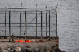GRAF1766. CEUTA, 20/05/2021.- Un soldado del Ejército de Tierra vigila la valla fronteriza de la pedanía de Benzú, Ceuta este jueves. La situación en la ciudad marroquí de Castillejos, fronteriza con Ceuta, es de absoluta tranquilidad tras unos disturbios nocturnos y reyertas entre las fuerzas antidisturbios marroquíes y los emigrantes a algunos kilómetros del paso fronterizo de Tarajal. EFE/ Brais Lorenzo