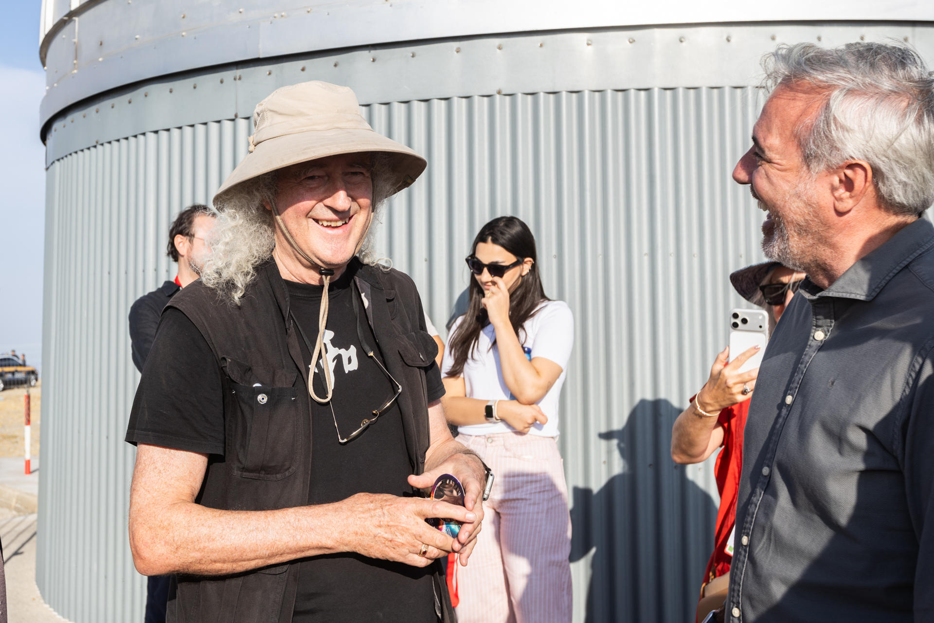 TERUEL, 12/08/2026.- El guitarrista del grupo británico Queen, Brian May (i), ha seguido el eclipse desde el observatorio de Javalambre, este miércoles en Teruel. EFE/Antonio García