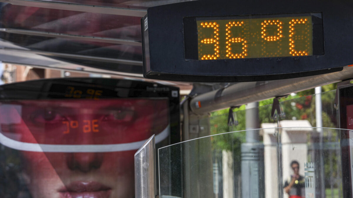 LOGROÑO 12/08/2026.-Los termómetros siguen aumentando de temperatura según avanza el día este miércoles en Logroño, donde marcarán valores significativamente elevados en La Rioja, y se prevén máximas de 40,2 grados en la ribera del Ebro.- EFE/Raquel Manzanares