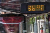 LOGROÑO 12/08/2026.-Los termómetros siguen aumentando de temperatura según avanza el día este miércoles en Logroño, donde marcarán valores significativamente elevados en La Rioja, y se prevén máximas de 40,2 grados en la ribera del Ebro.- EFE/Raquel Manzanares