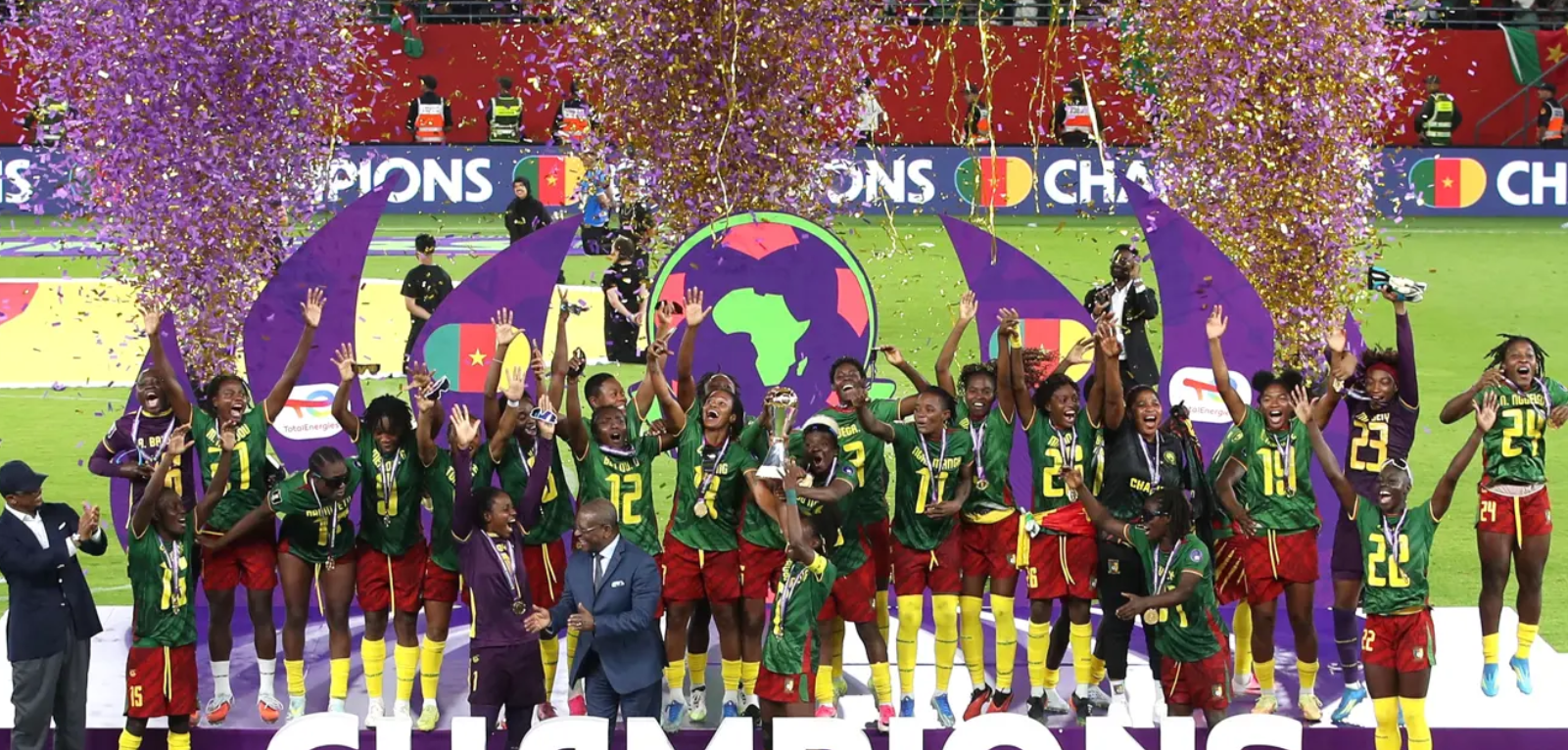Las jugadoras de la selección de Camerún celebra