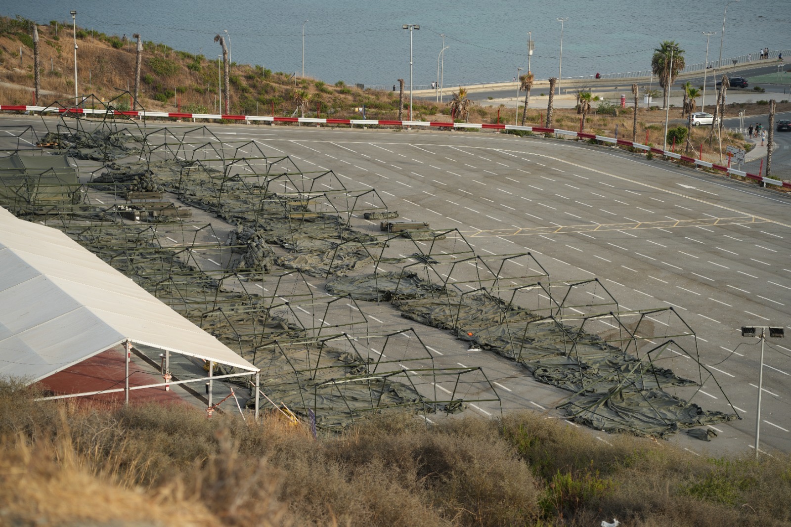 En Loma Colmenar, el párking donde han desplegado un campamento para los migrantes de El Trampolín en Ceuta.