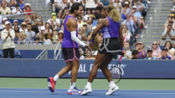 La estadounidense Serena Williams (d) y el español Carlos Alcaraz (i) juegan contra la neozelandesa Erin Routliffe y el británico Lloyd Glasspool durante el partido de primera ronda de dobles mixtos en la US Open