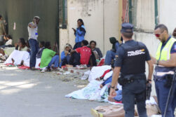 Un agente de policía prestando servicio en las calles de Ceuta.
