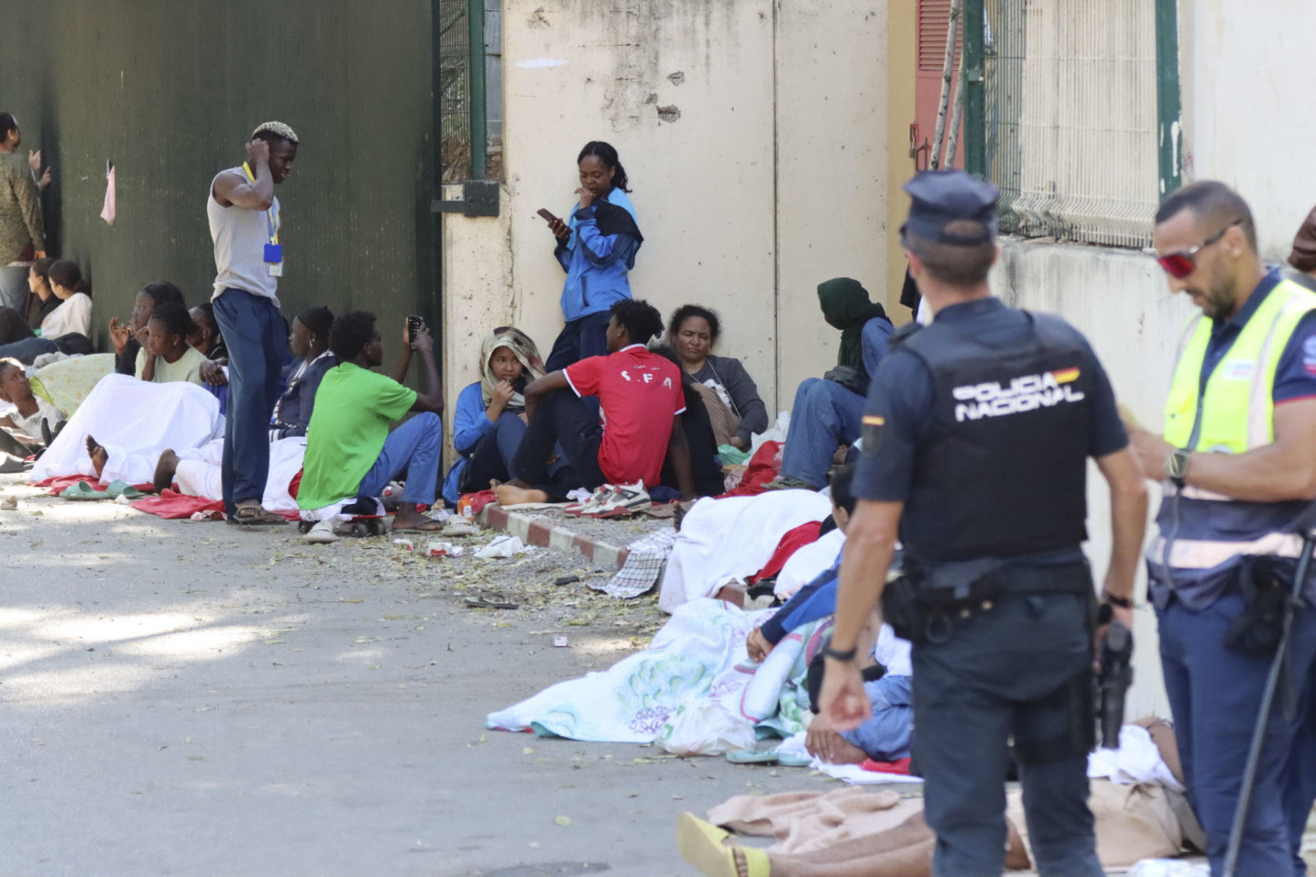 Un agente de policía prestando servicio en las calles de Ceuta.