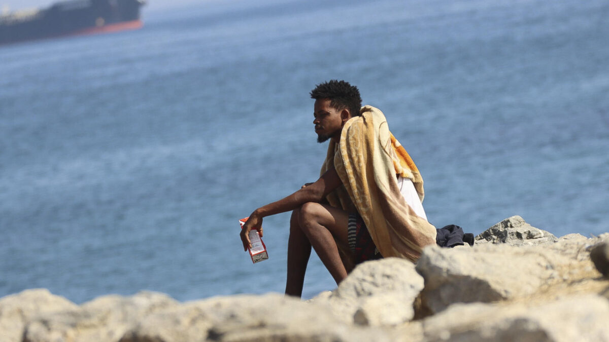 FOTODELDIA CEUTA, 18/08/2026.- Situación este martes en la playa del Trampolín de Ceuta. Más de un centenar de inmigrantes acampados en la playa del Trampolín, en Ceuta, tras atravesar la frontera de Marruecos el pasado 30 de julio iniciaron el lunes una huelga de hambre para pedir asilo en España y han asegurado que solo buscan "una vida buena". EFE/Reduan