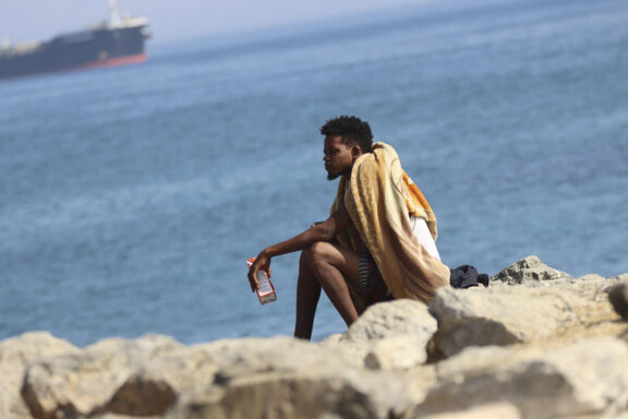 FOTODELDIA CEUTA, 18/08/2026.- Situación este martes en la playa del Trampolín de Ceuta. Más de un centenar de inmigrantes acampados en la playa del Trampolín, en Ceuta, tras atravesar la frontera de Marruecos el pasado 30 de julio iniciaron el lunes una huelga de hambre para pedir asilo en España y han asegurado que solo buscan "una vida buena". EFE/Reduan