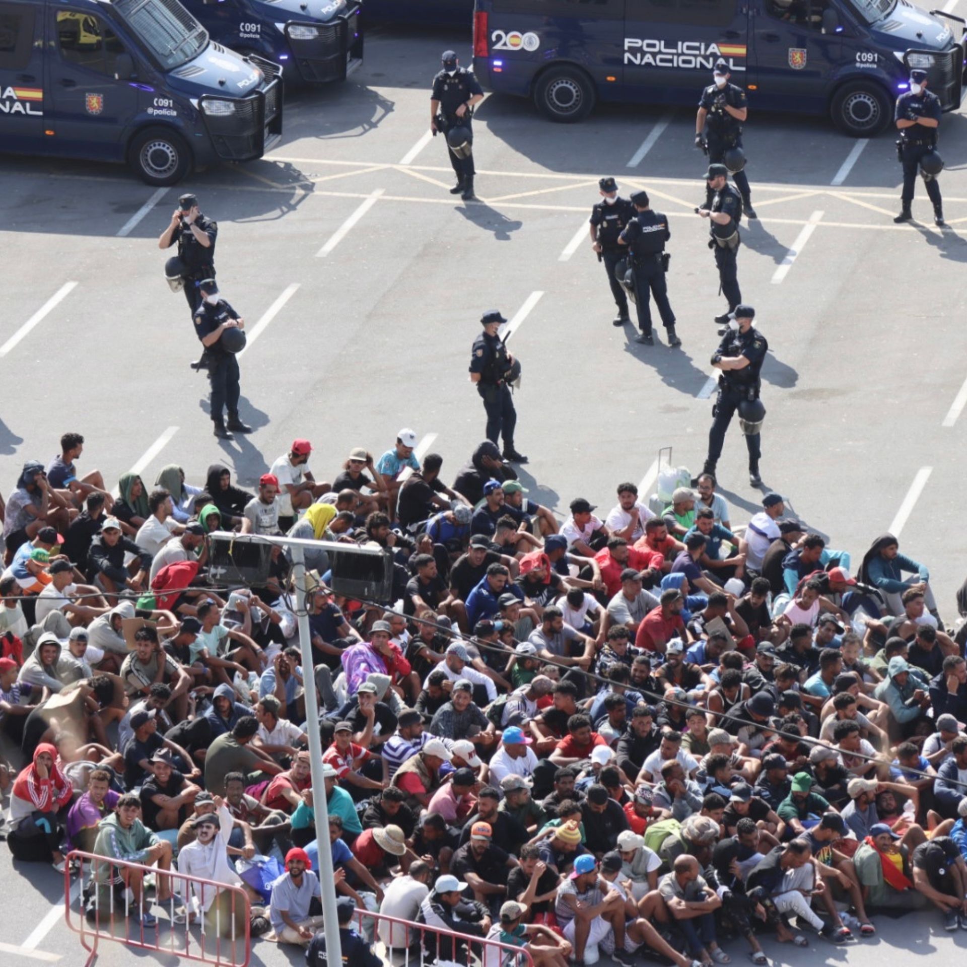 Migrantes aguardan en la explanada de 'Loma Colmenar' para poder acceder al nuevo centro provincial instalado en Ceuta este jueves.
