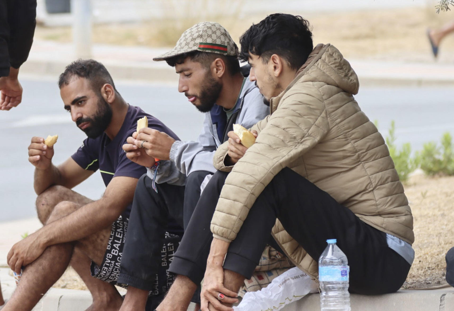 CEUTA, 21/08/2026.- Tras desalojar y limpiar la playa del Trampolín de de Ceuta, varios migrantes vuelven a la zona instalando casetas de playa para evitar el calor y pasar la noche. Se estima, aunque no hay datos concretos ni oficiales al respecto, cerca de 1000 migrantes magrebíes deambulando por las zonas periféricas de la ciudad de Ceuta. EFE/Reduan