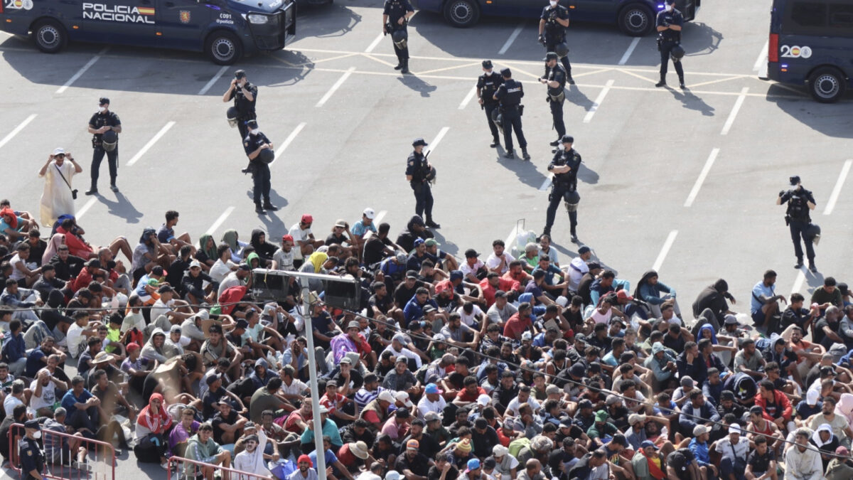 CEUTA, 20/08/2026.- Migrantes aguardan en la explanada de 'Loma Colmenar' para poder acceder al nuevo centro provincial instalado en Ceuta este jueves. El Gobierno ha habilitado temporalmente varios espacios para la acogida de 1.800 personas migrantes que se encuentran en situación de calle en la playa del Trampolín y en la zona de Loma Colmenar, en Ceuta, que prevé ampliar progresivamente. EFE/Reduan