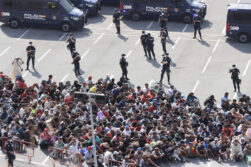 CEUTA, 20/08/2026.- Migrantes aguardan en la explanada de 'Loma Colmenar' para poder acceder al nuevo centro provincial instalado en Ceuta este jueves. El Gobierno ha habilitado temporalmente varios espacios para la acogida de 1.800 personas migrantes que se encuentran en situación de calle en la playa del Trampolín y en la zona de Loma Colmenar, en Ceuta, que prevé ampliar progresivamente. EFE/Reduan