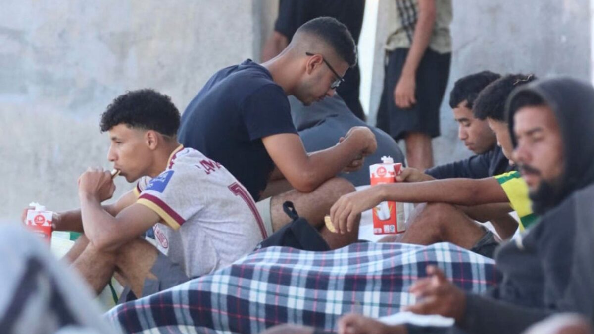 Varios migrantes permanecen acampados este sábado en la playa El Trampolín de Ceuta.