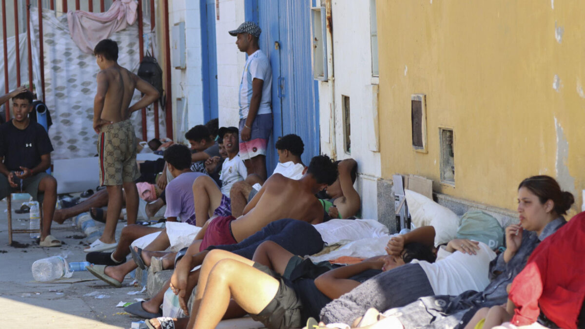 Migrantes y menores en las naves del Tarajal.