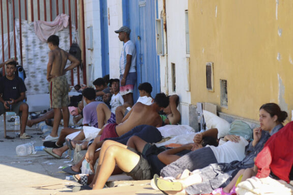 Migrantes y menores en las naves del Tarajal.
