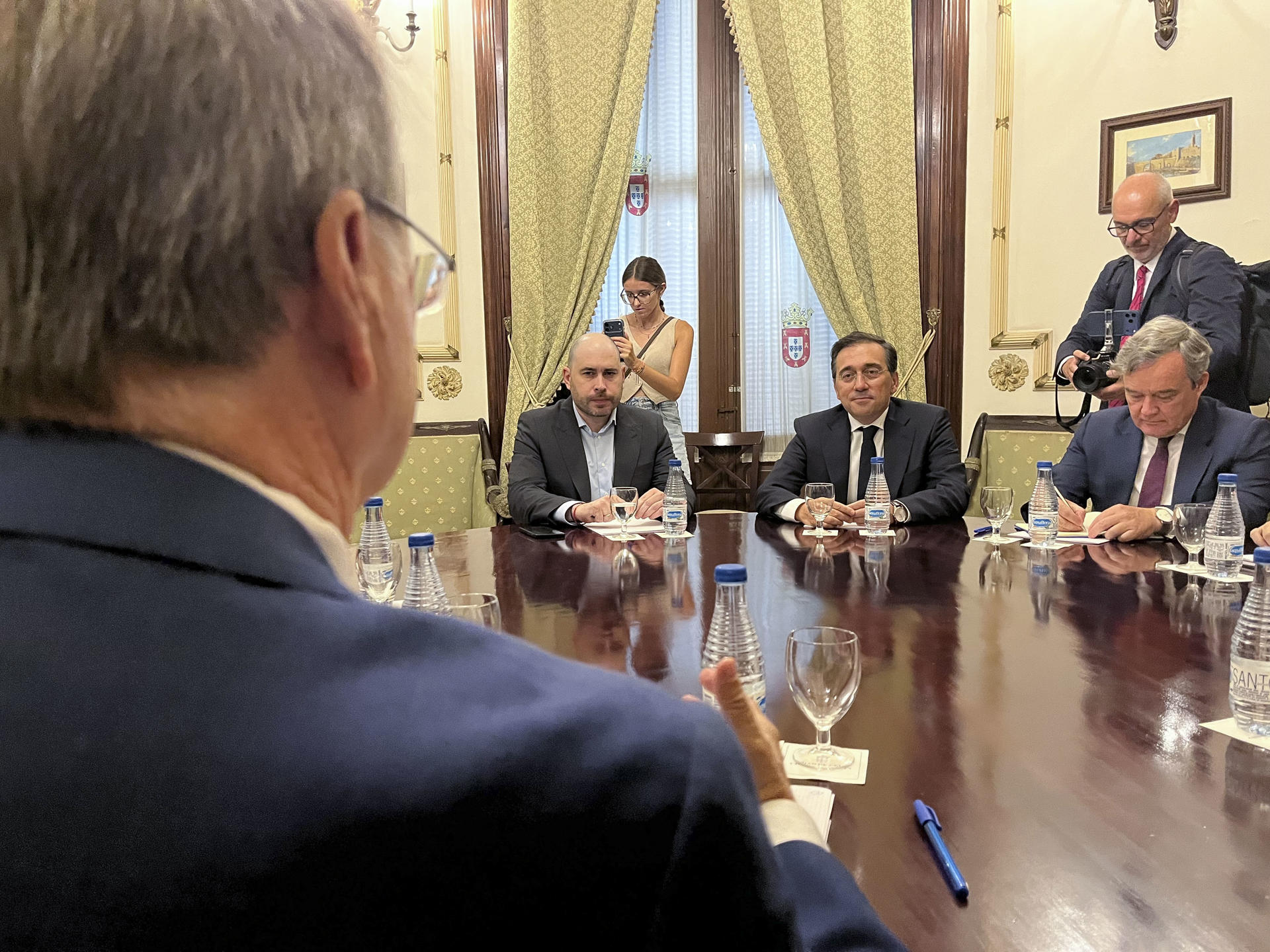 CEUTA, 11/08/2026.- El ministro de Asuntos Exteriores, Unión Europea y Cooperación, José Manuel Albares (32d), se reúne con el presidente de Ceuta, Juan Jesús Vivas (i), que ha pedido la expulsión de las personas que entraron el 30 y el 31 de julio y todavía permanecen en la ciudad, mientras continúan los trabajos para filiar a los menores con la prioridad de devolverlos a sus familias. EFE/ Reduan