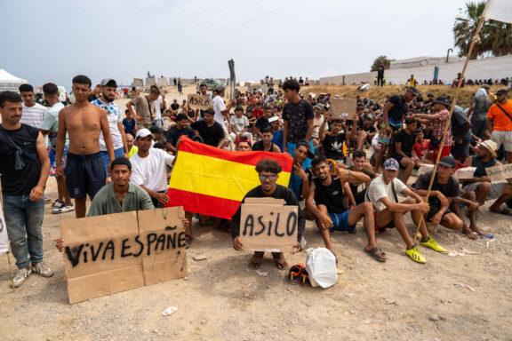 Un grupo de migrantes concentrados para solicitar asilo. EFE/ Reduan