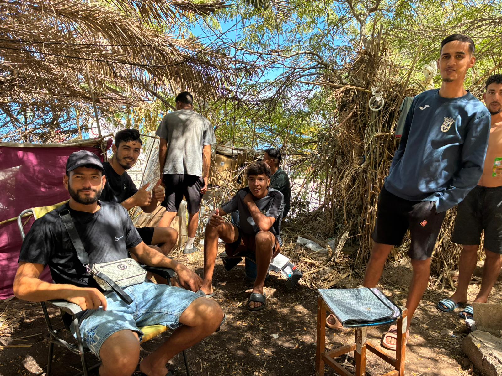 Un grupo de marroquíes invitan a Artículo14 a su chabola frente a la playa del Trampolín, en Ceuta. María Serrano