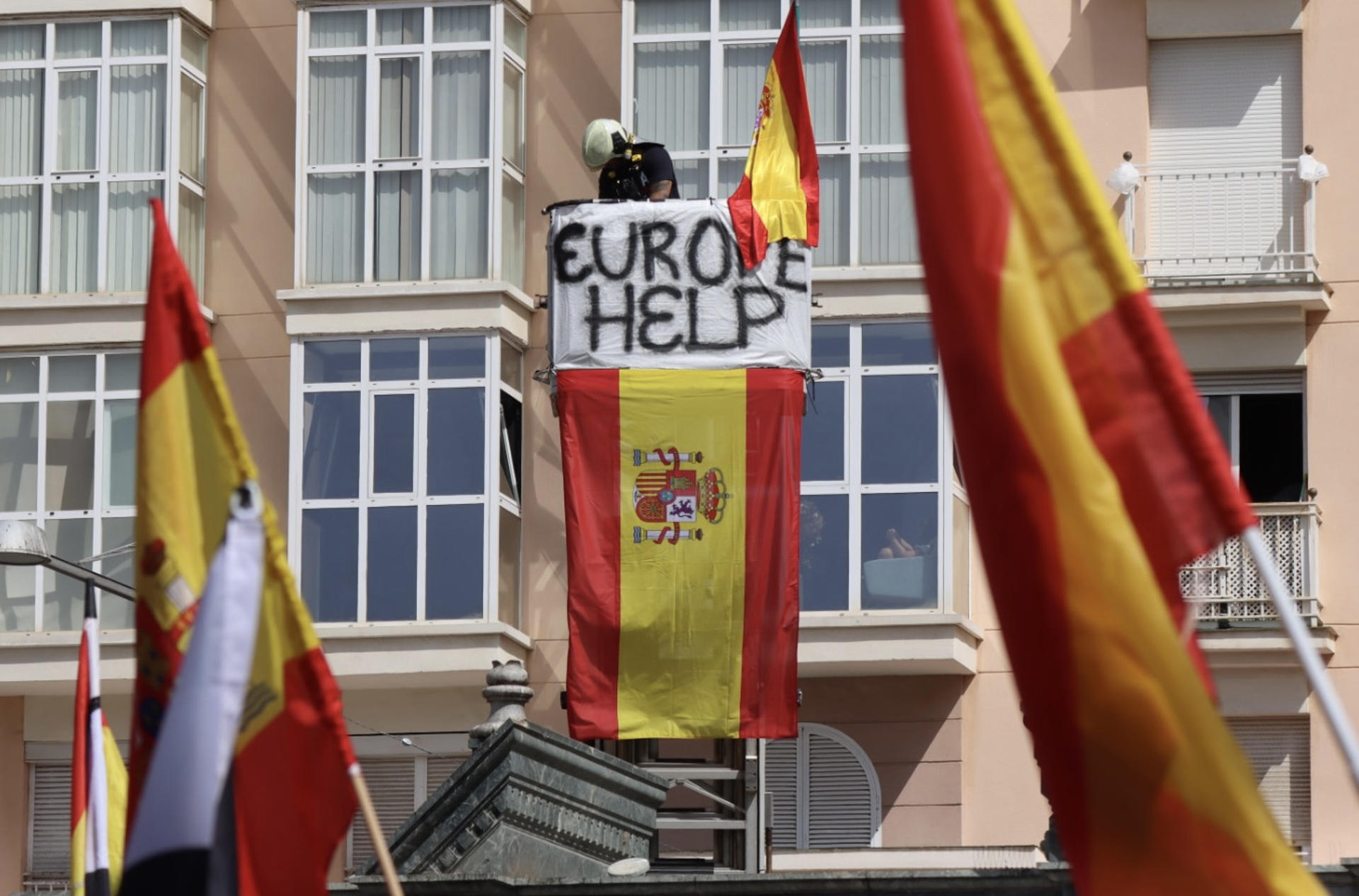 CEUTA, 31/08/2026.- Los bomberos de Ceuta han convocado una concentración este lunes ante la sede de la Delegación del Gobierno que pretende reunir a todos los servicios de primera línea de la ciudad para reclamar "medios, recursos y soluciones" por la crisis que afecta a la autonomía ceutí. EFE/Reduan